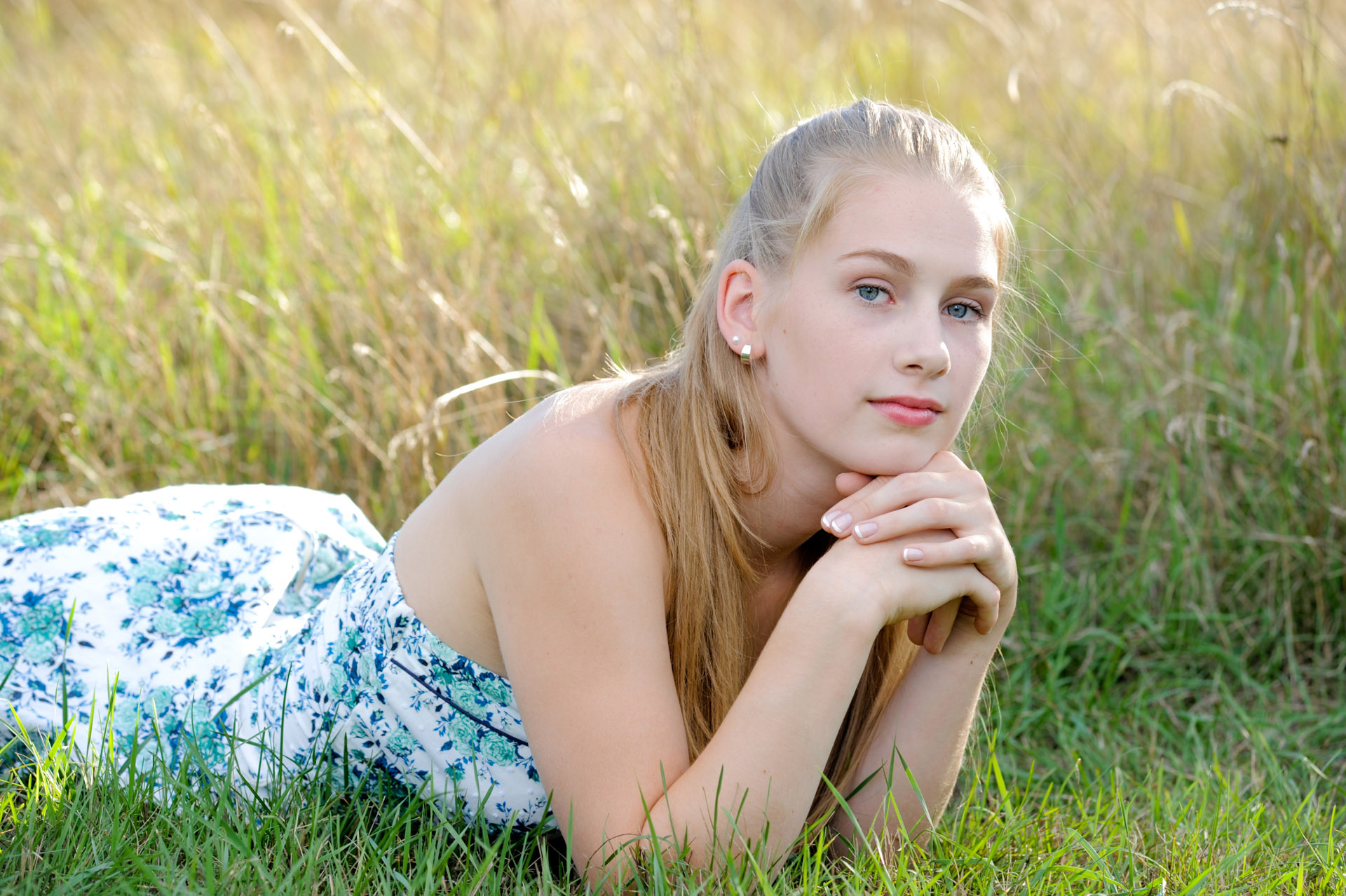 Troy, Michigan senior pictures portrait of the high school senior posing in a field for her senior pictures in Troy, Michigan.